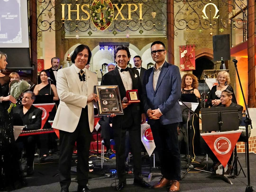 GECENİN ONUR KONUĞU MEHMET ÖZKAYA. LONDRA’DA TÜRK SANAT MÜZİĞİ ZAFERİ YEŞİLÇAM ŞARKILARIYLA TARİHİ GECEYE İMZA ATILDI